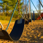 Spielgeräte für draußen gründlich prüfen